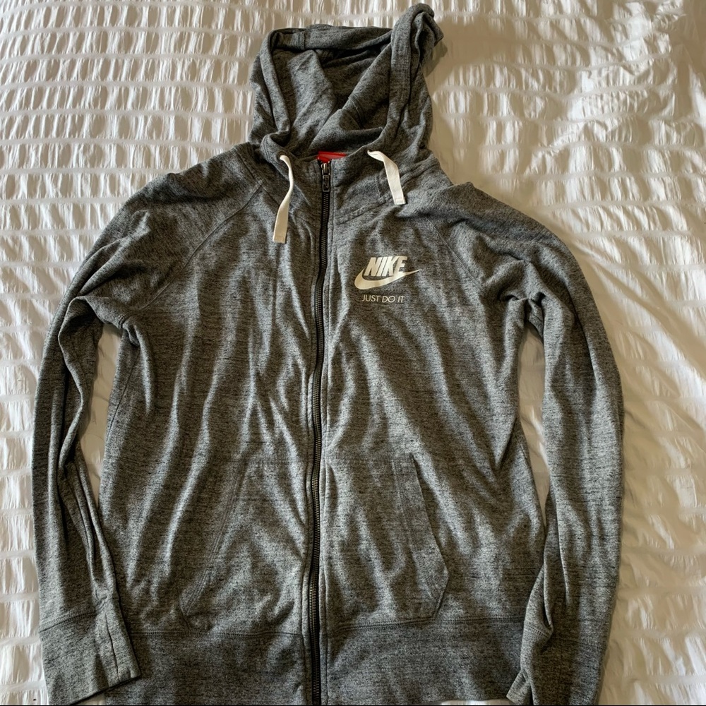 WOMEN’S GREY NIKE ZIP UP HOODIE